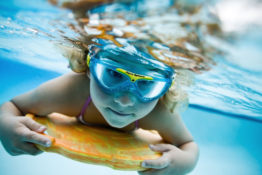 Vista Junior girl underwater